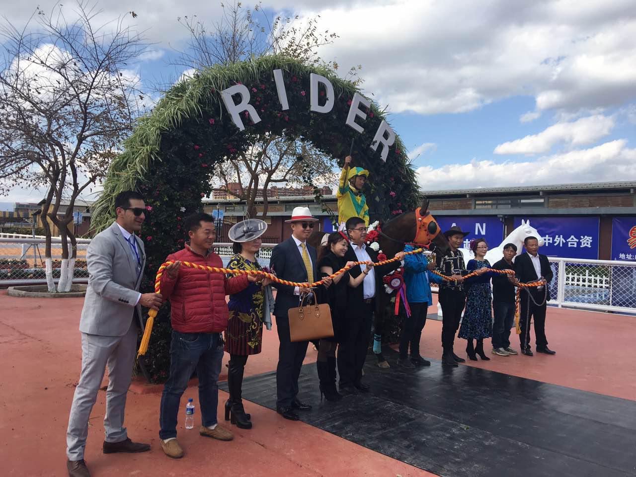 礼帽闪耀云南赛马场，打造中国新贵优雅形像