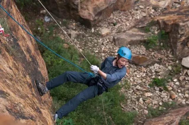 想学靳东那样去探险?先学会绳索速降再说