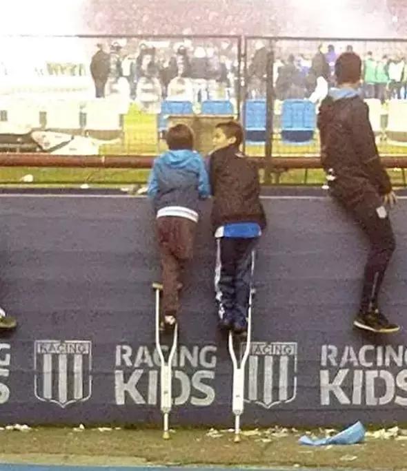 小孩与足球视频,足球与孩子们互动视频