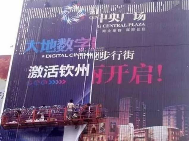 这些广告牌安装方式惊吓指数爆表！