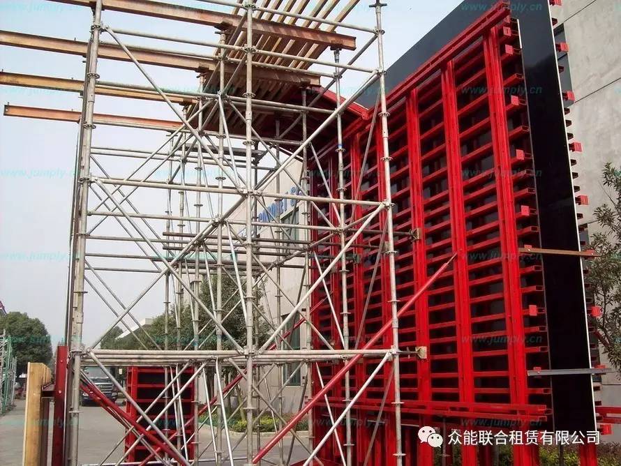 这些广告牌安装方式惊吓指数爆表！