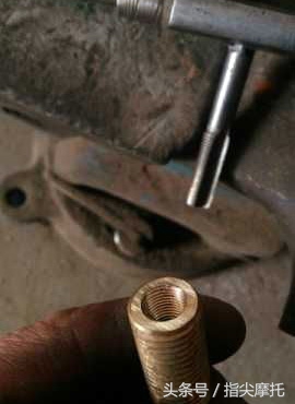 双缸摩托车火花塞坏了怎么换,二冲程摩托车加油断火修理