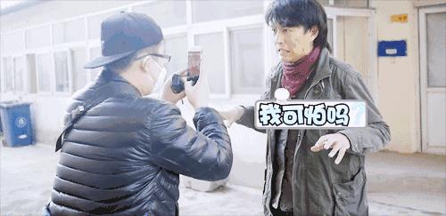 要被靳东的角色蒙蔽了双眼，他本人只有四岁，不能再多！