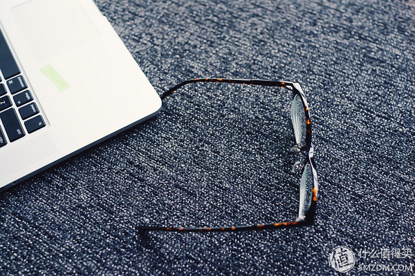 柯南戴白眼镜图片,柯南同款眼镜戴上之后能看见吗