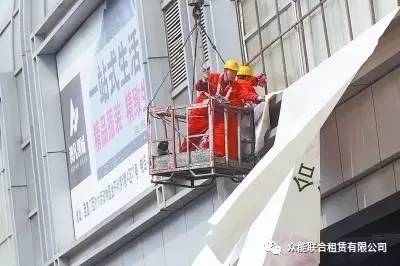 这些广告牌安装方式惊吓指数爆表！