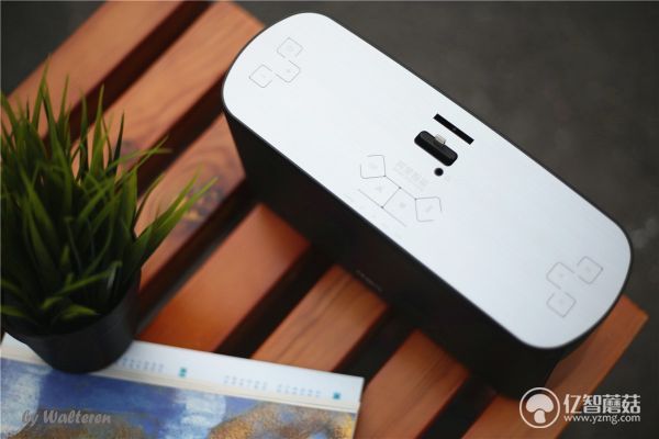 不用耳机孔一样插上就听，RSRDS909未来音响体验