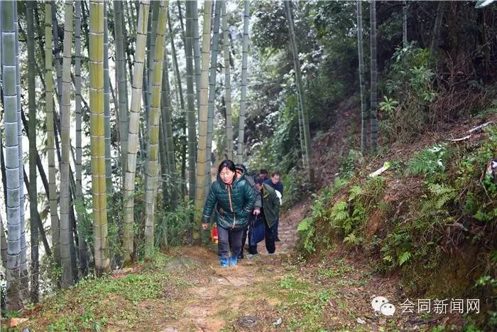 会同：昨天，欧阳海峰到道德模范家里检查年货