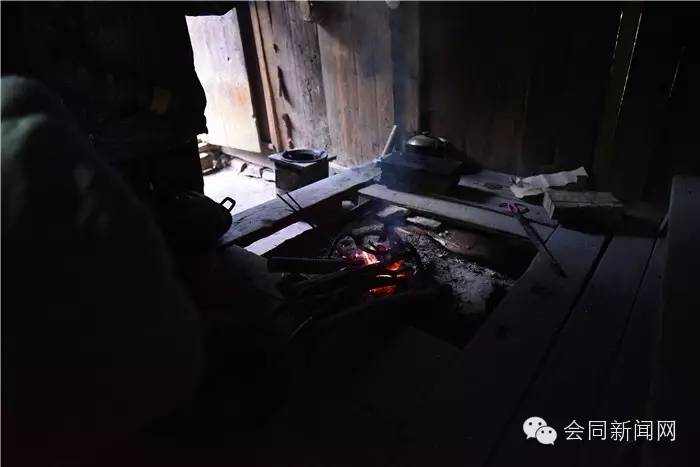 会同：昨天，欧阳海峰到道德模范家里检查年货