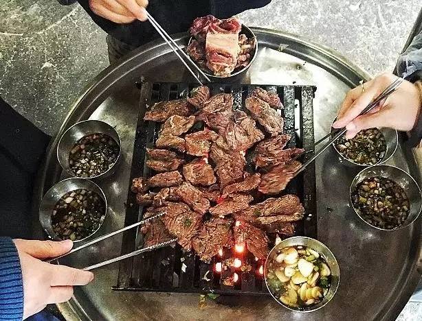 土澳的餐桌上不止有袋鼠肉了，负鼠，骆驼，驴子马肉统统上线了！