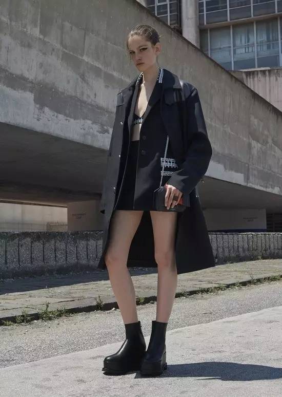 焦糖色大衣搭配什么包包好看,奢品包包如何穿搭