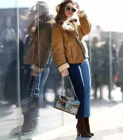 焦糖色大衣搭配什么包包好看,奢品包包如何穿搭