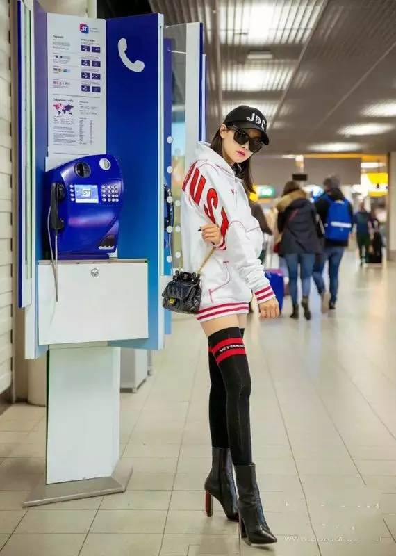 焦糖色大衣搭配什么包包好看,奢品包包如何穿搭