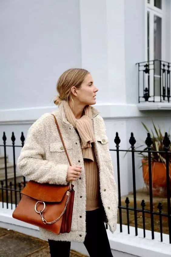 焦糖色大衣搭配什么包包好看,奢品包包如何穿搭