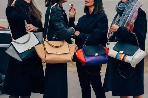 焦糖色大衣搭配什么包包好看,奢品包包如何穿搭