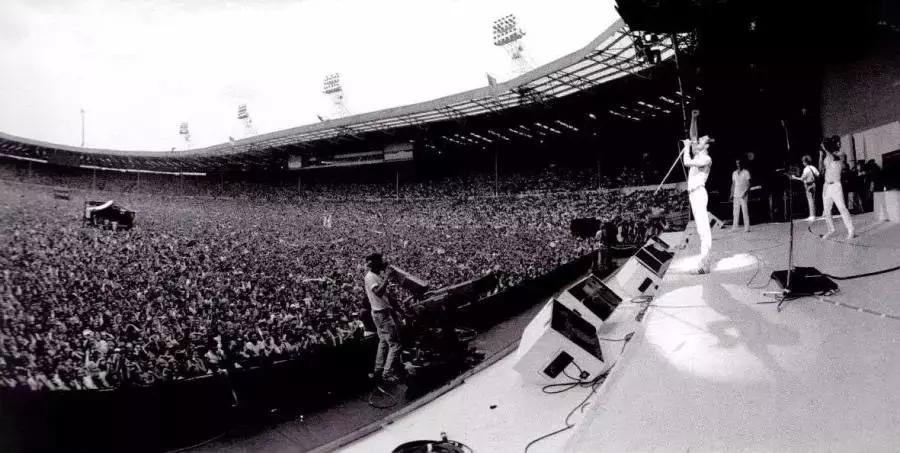 全世界都听过他的歌，但你肯定不知道他是天体物理学家和大学校长