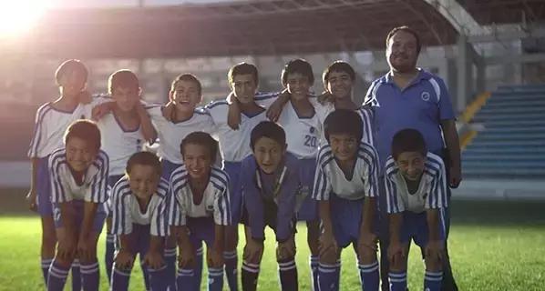 小孩与足球视频,足球与孩子们互动视频