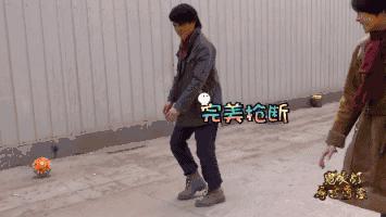 要被靳东的角色蒙蔽了双眼，他本人只有四岁，不能再多！