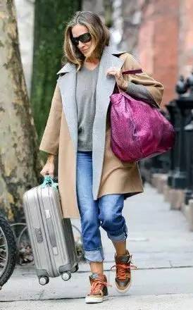 焦糖色大衣搭配什么包包好看,奢品包包如何穿搭