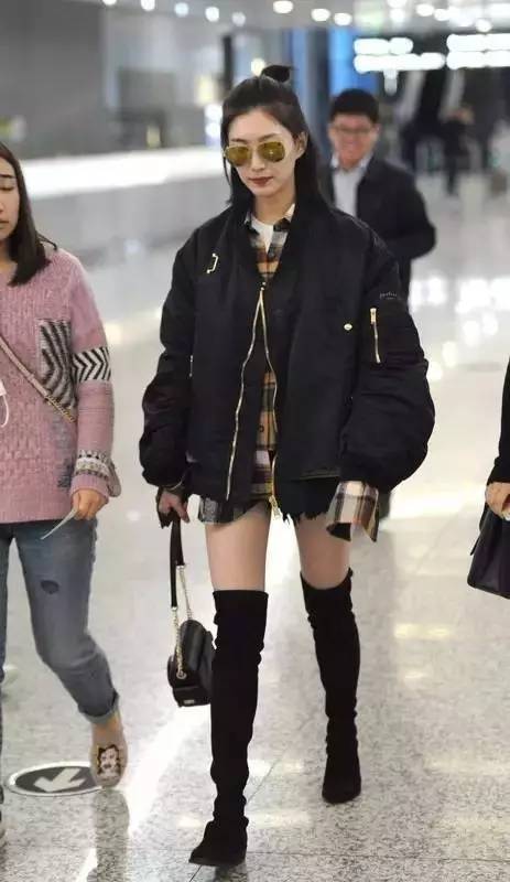 焦糖色大衣搭配什么包包好看,奢品包包如何穿搭