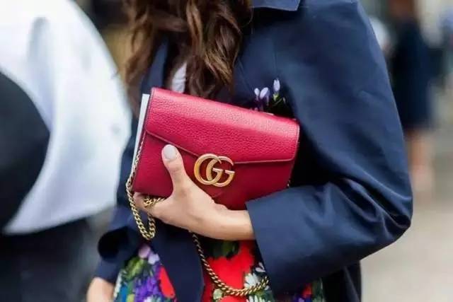 焦糖色大衣搭配什么包包好看,奢品包包如何穿搭