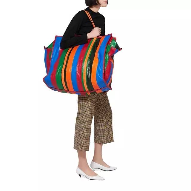 焦糖色大衣搭配什么包包好看,奢品包包如何穿搭