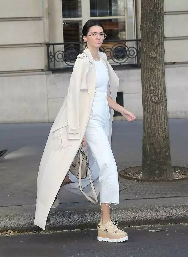 焦糖色大衣搭配什么包包好看,奢品包包如何穿搭