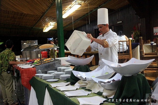 泡温泉享受的过程,泡完温泉吃自助餐
