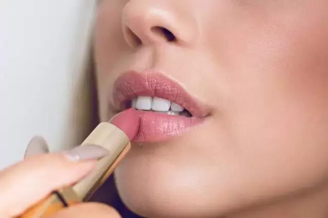 适合唇色深的豆沙色号大牌,豆沙色西柚色人鱼色