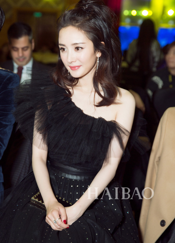 2017总要来点新鲜的！“花瓣头”已成功席卷时尚圈儿，别再顶着你那像道姑的小丸子了！