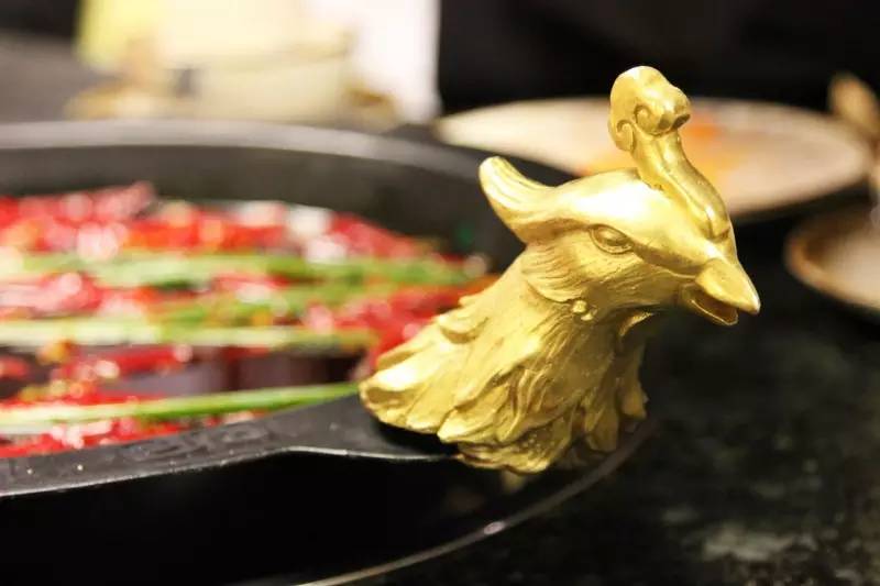 「有福利！」凤望龙门开业来，只有四人吃到最后的特辣锅，我们挑战了全素菜