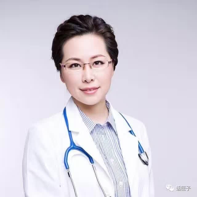 美女医生跪着治疗患儿：这次因为太累了！