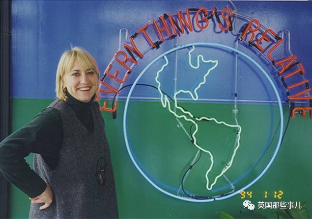 这群美发师不会向你推销会员卡，她们找你套近乎，很可能是要救你的命