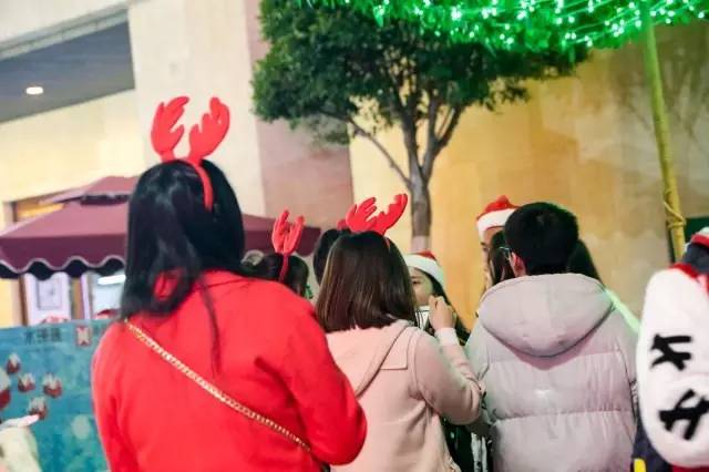 “圣诞大爷”们来成都了！随手把兰桂坊玩了个底朝天