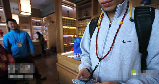 清朝28mm的翡翠朝珠值多少钱,清朝朝珠是发的还是官员自己买的