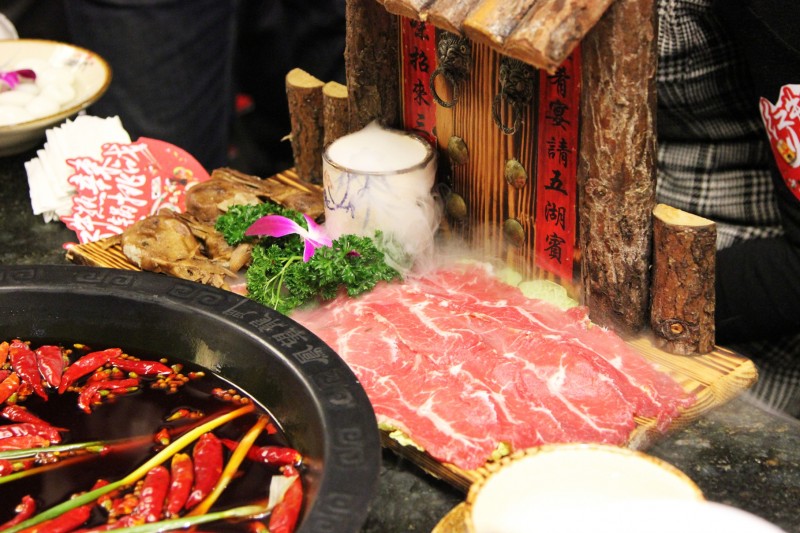 「有福利！」凤望龙门开业来，只有四人吃到最后的特辣锅，我们挑战了全素菜