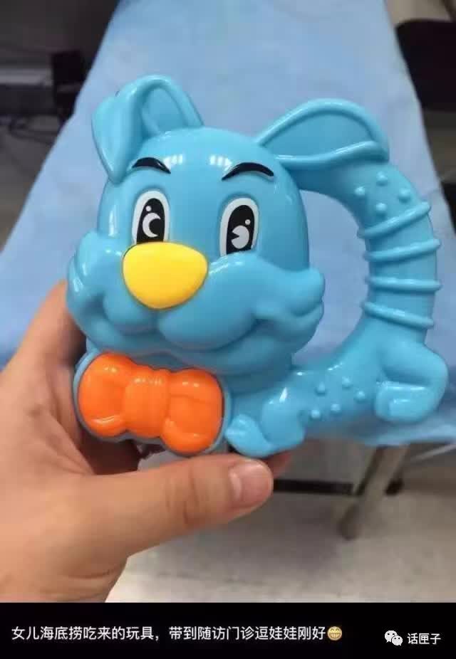 美女医生跪着治疗患儿：这次因为太累了！