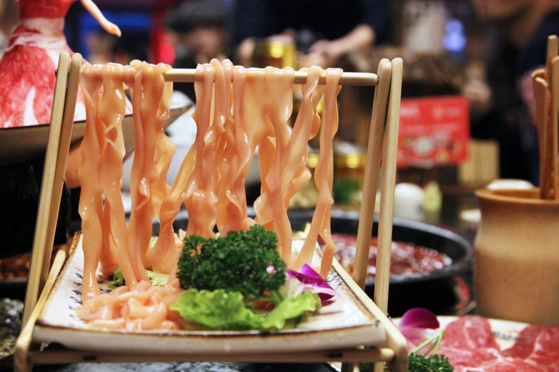 「有福利！」凤望龙门开业来，只有四人吃到最后的特辣锅，我们挑战了全素菜