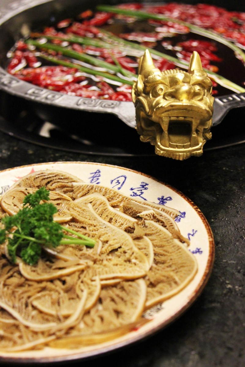 「有福利！」凤望龙门开业来，只有四人吃到最后的特辣锅，我们挑战了全素菜