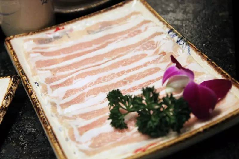 「有福利！」凤望龙门开业来，只有四人吃到最后的特辣锅，我们挑战了全素菜