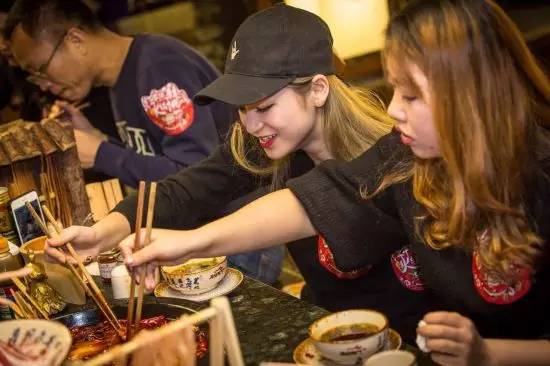 「有福利！」凤望龙门开业来，只有四人吃到最后的特辣锅，我们挑战了全素菜