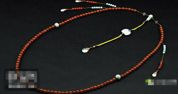 清朝28mm的翡翠朝珠值多少钱,清朝朝珠是发的还是官员自己买的