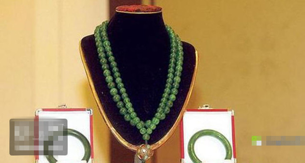 清朝28mm的翡翠朝珠值多少钱,清朝朝珠是发的还是官员自己买的