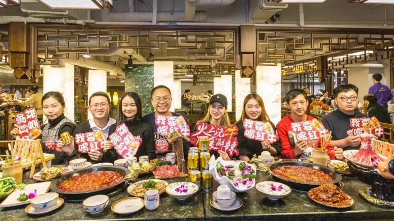 「有福利！」凤望龙门开业来，只有四人吃到最后的特辣锅，我们挑战了全素菜