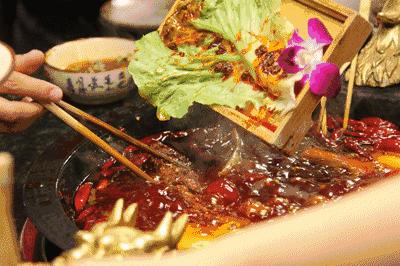 「有福利！」凤望龙门开业来，只有四人吃到最后的特辣锅，我们挑战了全素菜