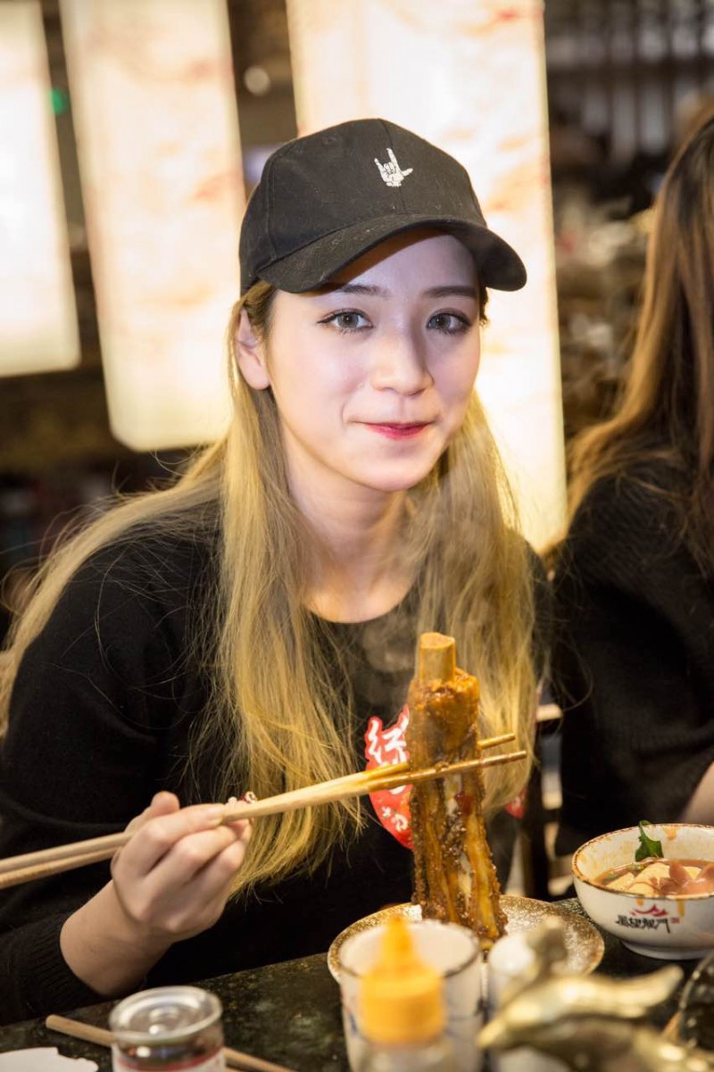 「有福利！」凤望龙门开业来，只有四人吃到最后的特辣锅，我们挑战了全素菜