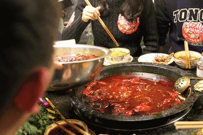 「有福利！」凤望龙门开业来，只有四人吃到最后的特辣锅，我们挑战了全素菜