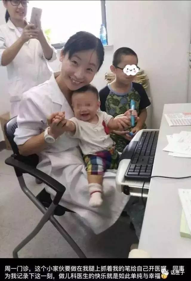 美女医生跪着治疗患儿：这次因为太累了！