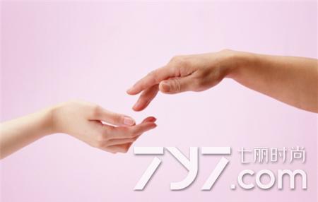 手臂上起小水泡很痒会传染,手上起小水泡会传染到脸上吗