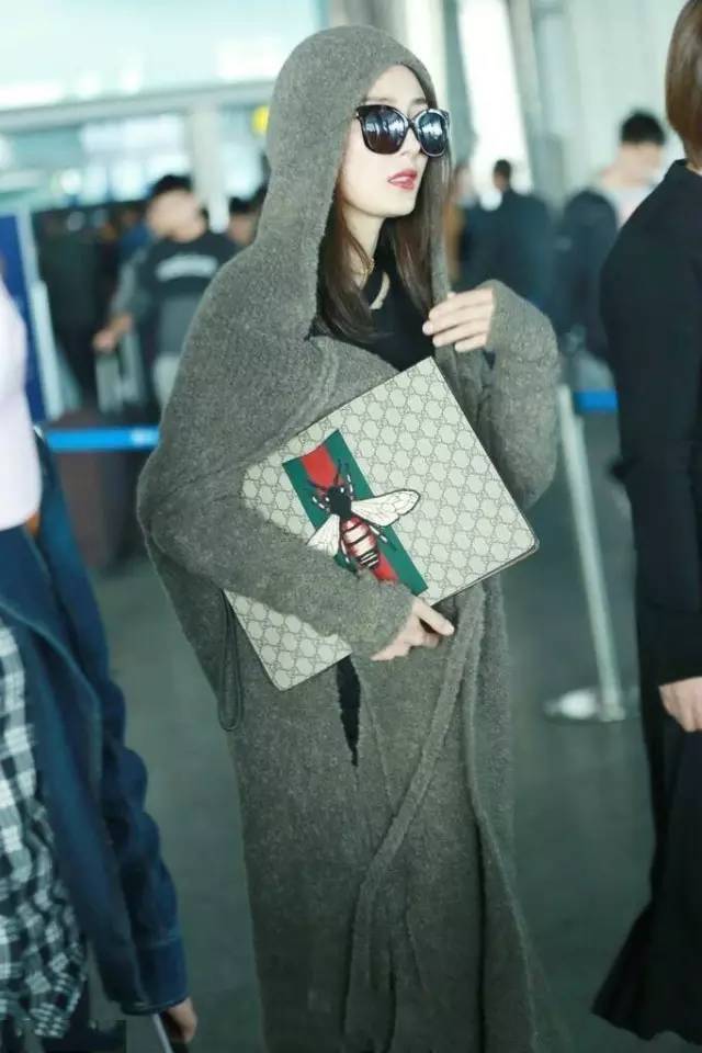 焦糖色大衣搭配什么包包好看,奢品包包如何穿搭