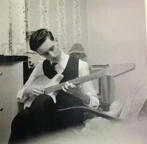 全世界都听过他的歌，但你肯定不知道他是天体物理学家和大学校长